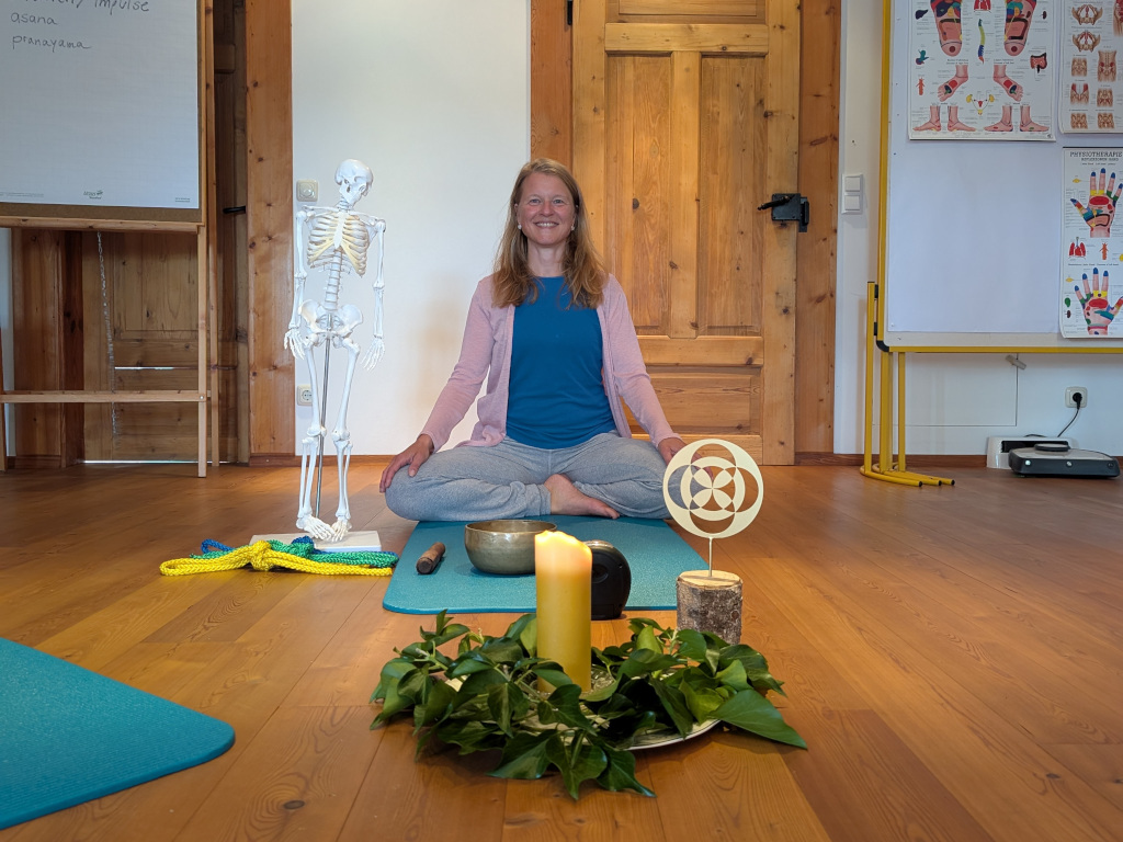 Yoga Vertiefungswoche 2025 - Referentin Sabine mit Günter