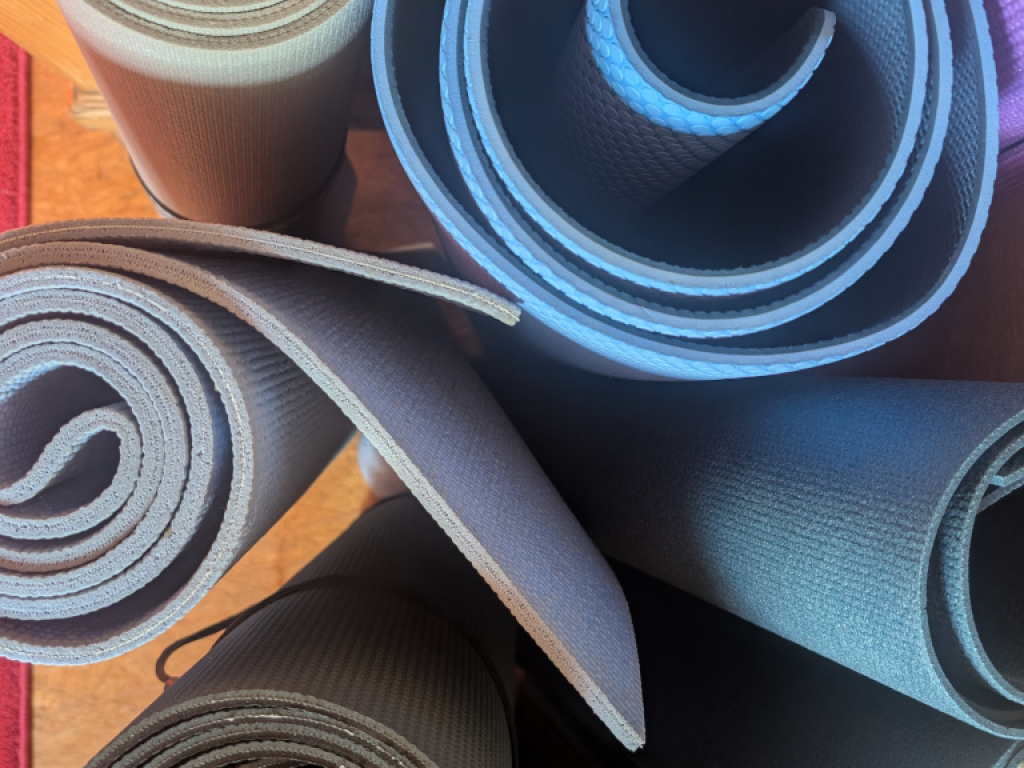 Yoga Vertiefungswoche 2026 - Matten für draußen